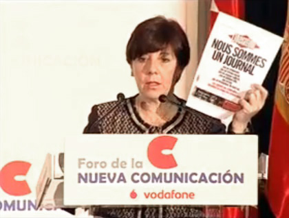 En la imagen, Carmen del Riego con una portada del diario francés Liberation.